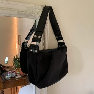 Svart axelväska - 👜 KLICKA INTE på köp nu, kontakta mig vid intresse! 👜 Svart liten axelväska från okänt märke som ändå rymmer väldigt mycket, i typ nylon-material! BUD PÅ: 120 + frakt