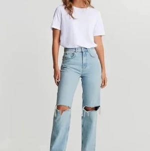 Jeans - Säljer dessa jeans i storlek 34 ifrån ginatricot!💞 Väl andvända men inga skador💞💞
