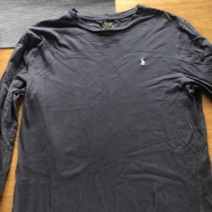 Ralph Lauren - En lång ärmad tröja/tshirt Köpte den på kidsbrandstor för länge sen Passar S/M Obs betalar inte frakt