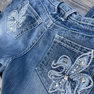 Lågmidjade jeans  - Extremt snygga och unika lågmidjade jeans med stenar på fickorna!! Raka i modellen och så fin tvätt!! Buda!!!💙