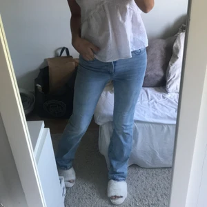 Bootcut jeans  - Säljer dessa skitsnygga bootcut jeans från Lindex. Dem har en hål (se bild 3) som enkelt går att sy ihop. Storlek 38 men passar även 40 då dem är väldigt stretchiga, jag är 175 cm och de går ner till marken ❤️ frakten ligger på 66kr och är spårbar
