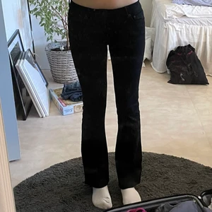 Svarta lågmidjade jeans - Svarta lågmidjade jeans från CROCKER i storlek 28/31🫶🏻 Modellen är bootcut Mått tvärsöver midja: 36 cm Innerbenslängd: cirka 76 cm ( går att lägga ner)