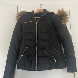 Rockandblue vinter jacka  - Jackan är i storlek 38, bra skick förutom dragkedjan på ena fickan som ni ser på bild två. Men får att sängs och öppna utan problem.