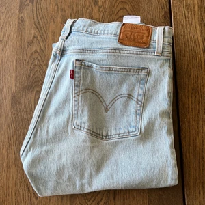 Levi’s Wedgie Straight 31 - Ljusblå Levi’s jeans.  Strl: 31 Lite slitage i skrevet annars inga synliga skador. 