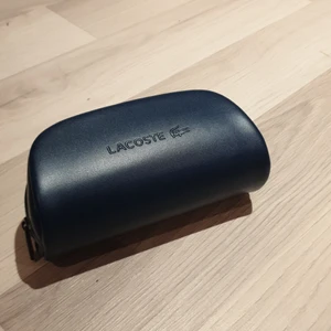 Lacoste - Ganska liten handväska som är väldigt sällsynt.