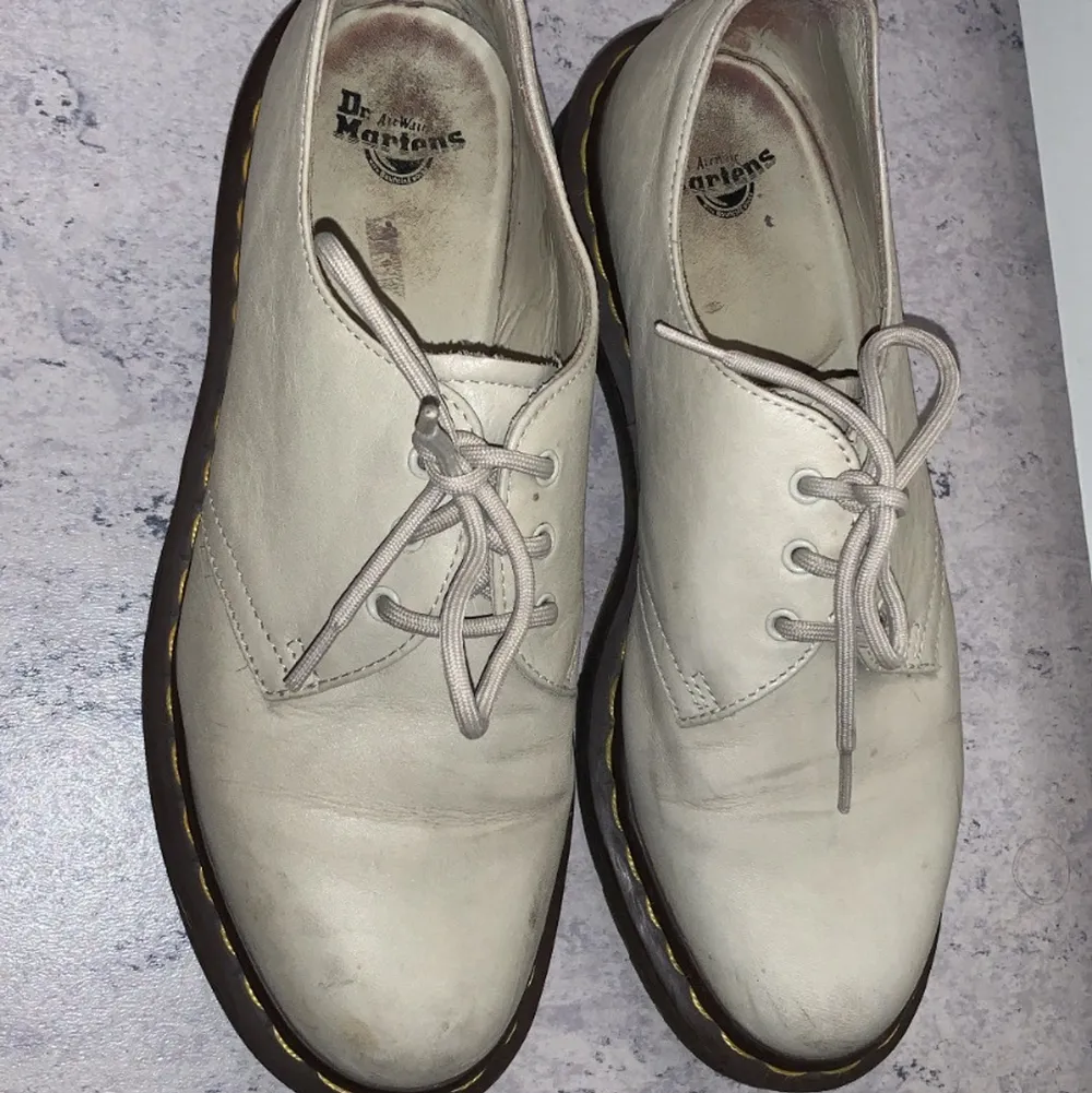 Välanvända och välbevarade Dr. Martens skor i färgen beige. Storlek 40  Kan mötas upp i Stockholm eller skicka. Snabb affär prioriteras. Skor.