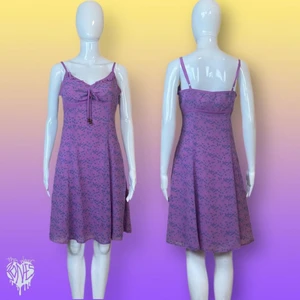 Klänning.  - Köp gärna direkt! Klänning från Esprit, känns lite som mesh. Nylon & polyester. Underlager! Lite genomskinlig material på utsidan.  Sista bilden visar printet på närhåll, en lös söm och storlek. Mått: Armhåla till armhåla 42cm, längd 83cm