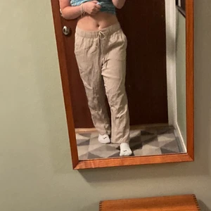 Linne byxor  - Linne byxor från hm. Använt en del. Bra skick och skönt risåband i midjan. Skriv privat för fler bilder/frågor! Köparen står för frakten<3