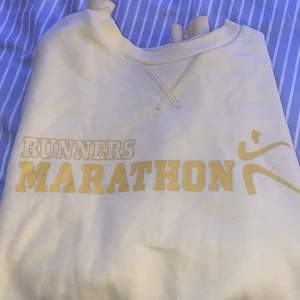 Croppad gul tröja - Säljer denna då den inte passar, köparen står för frakten! Skriv för mer information💕