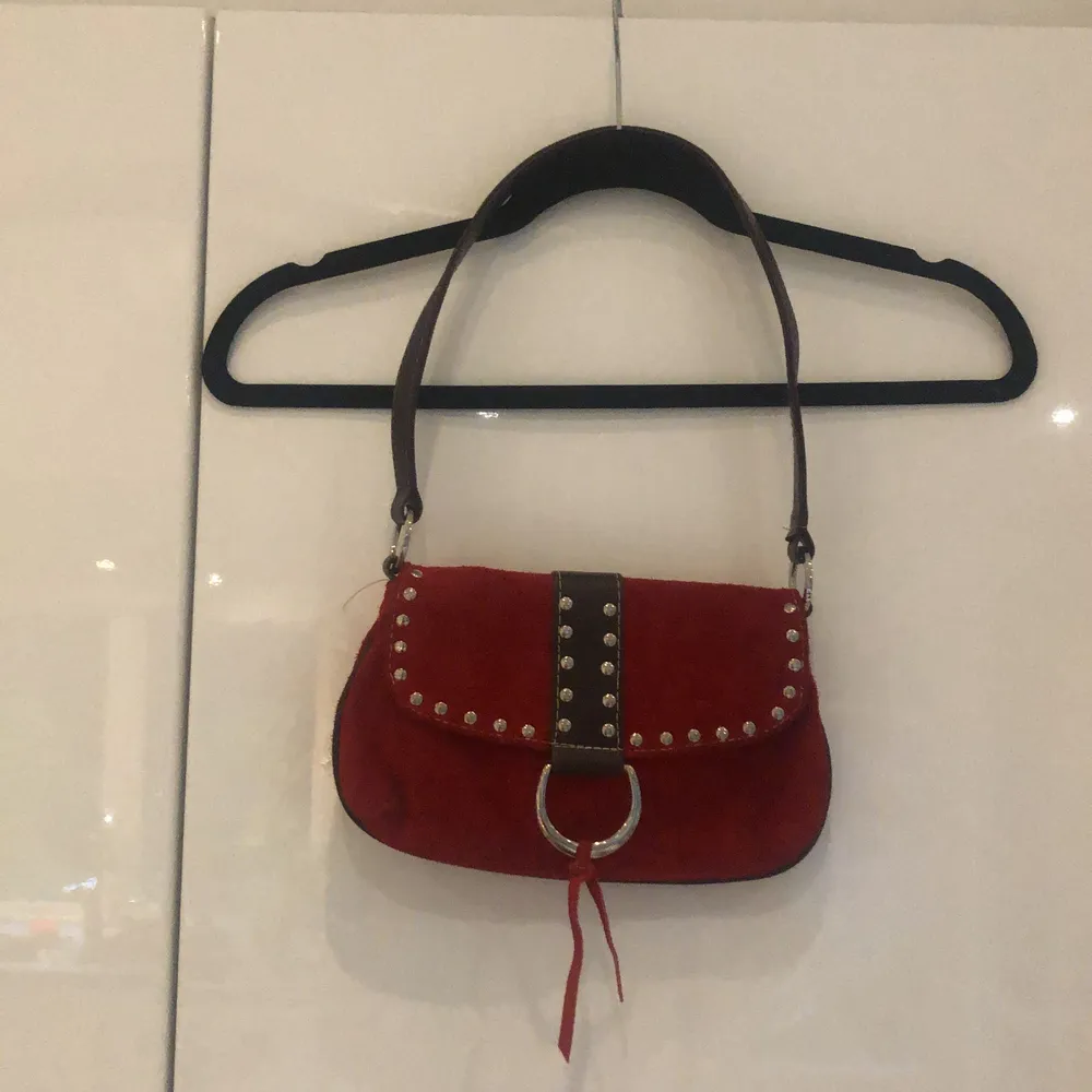 Röd väska med nitar och bruna läder detaljer 💕. Väskor.