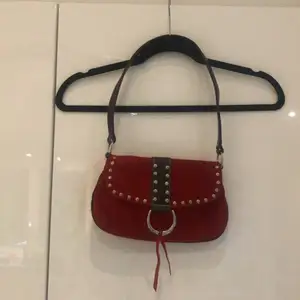 Röd väska med nitar och bruna läder detaljer 💕