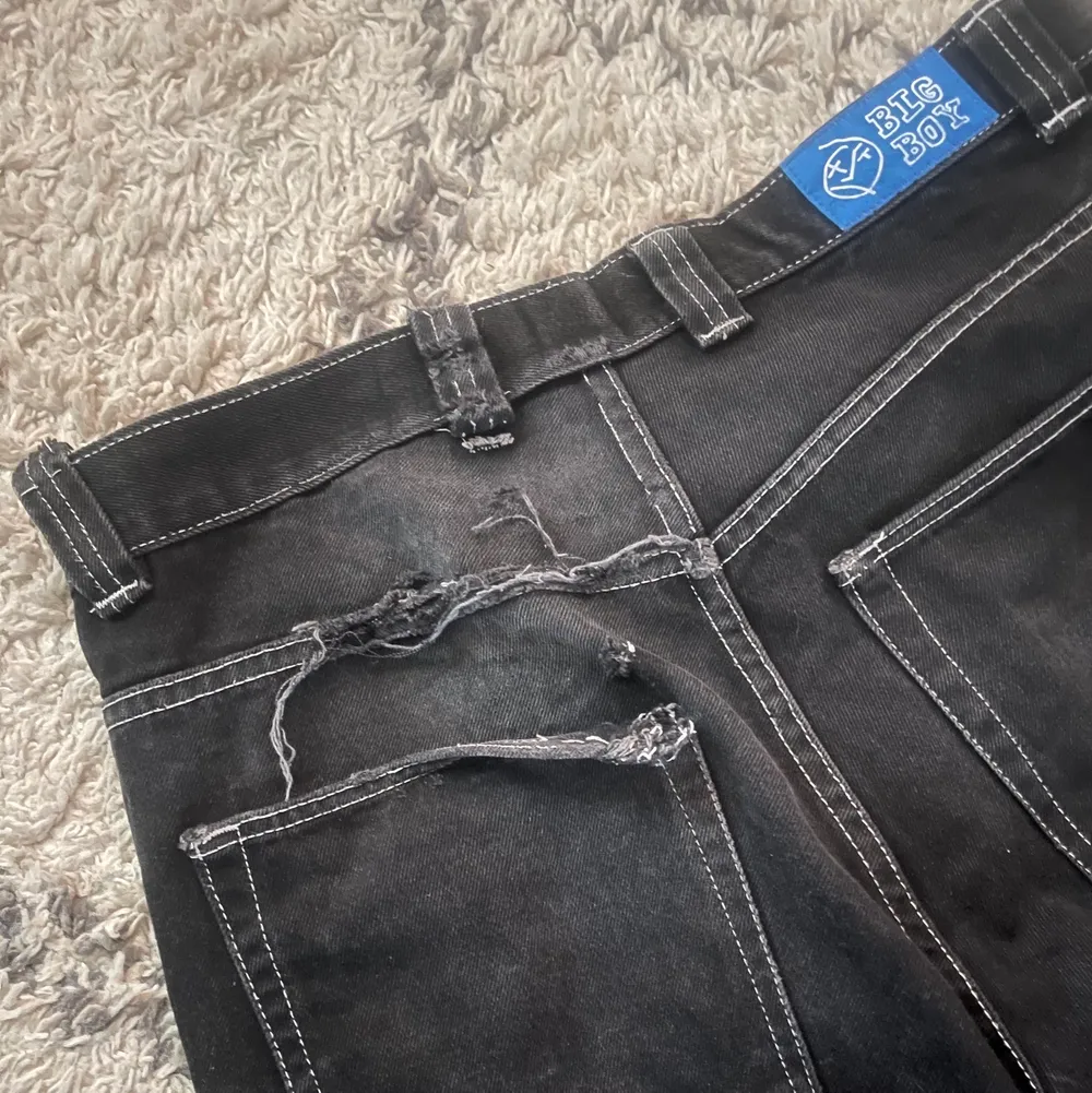Skiitsnygga svarta big boy jeans, slitna vid bakfickan. Har sprättat upp sömmarna längst ner så att dom blir längre :) kan även byta mot ett par blåsvarta i storlek M. Jeans & Byxor.