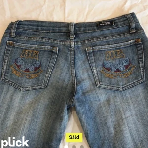 Jeans - Köpte av en annan person hör på Plick men är tyvärr försmå för mig💕. Lågmidjade bootcut jeans från Rock and Republic midja 42 cm gånger 2 o innerben 75 cm