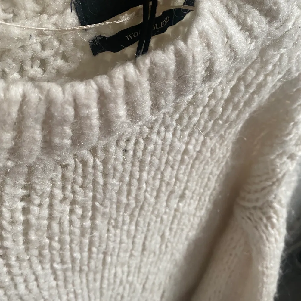 En fin stickad långärmad tröja från bikbok köpt förra året. Den är jättefin färg och kommer inte till användning eftersom den är för stor för mig. Köpt för 200 kronor på rabatt men säljer för 80 kronor🤩Den är i storlek Xs men passar i S och M 🫶🏼. Stickat.