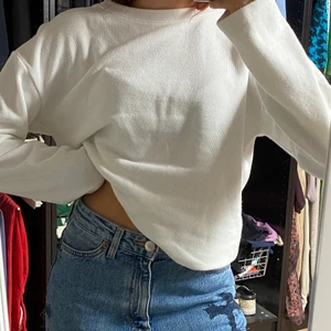 Ribbad vit tröja - Ribbad vit tröja från bikbok i xs. Knappt använd och säljer för 49kr + frakt 🚚! Skriv vid intresse eller frågor!