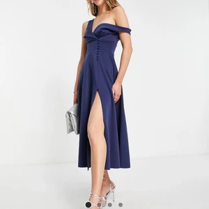 Fin balklänning från ASOS  - Jättefin festklänning från ASOS i storlek EU 36. Bara använd en kväll. Nypris på ASOS 659kr