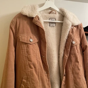 fodrad manchesterjacka - Säljer en fodrad manchesterjacka i jättefint skick! Använder den tyvärr inte. 