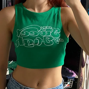 Grönt shein linne - Grönt shein linne med text! Aldrig använt och i storlek xs, säljer för 29kr + frakt 🚚!  Skriv vid intresse eller frågor!