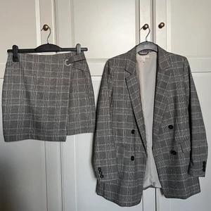Set i tweed  - Matchad kavaj och kjol Storlek 36 i kavajen och kjolen i 38 i kjolen (känns som en 36:a)  Snyggt set som kommer från H&M, inte använt mycket men får inte på mig kjolen längre. Snyggt att ha med svarta loafers och vita strumpor, rött läppstift. 💋