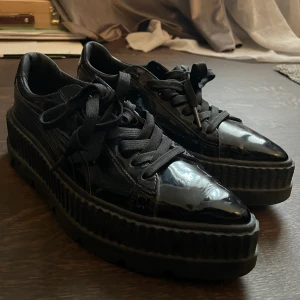 Puma x Fenty Sneakers lack - Sneakers från Puma x Fenty i läder, lack och gummi. Spetsiga. Fint skick. Lite creasade framme vid tån. Pris kan diskuteras