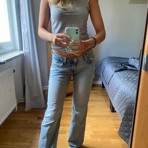 Weekday arron straight low waist jeans - storlek 26/30 i mycket bra skick och använd ca 3-4 gånger. Säljer dom för att jag inte använder dom. Köparen står för frakt men kan även mötas upp i stan.
