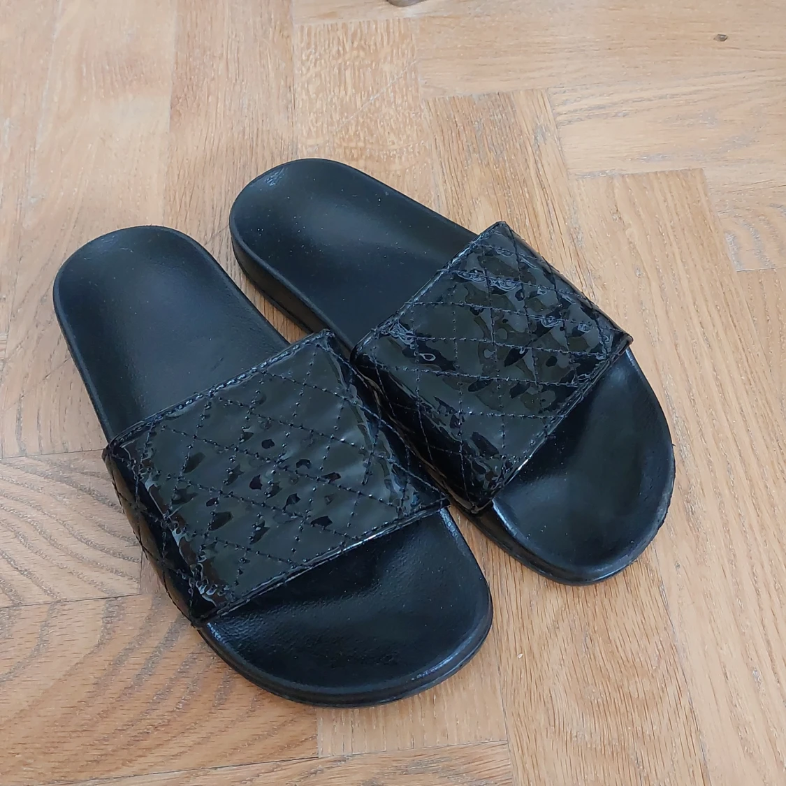 Sköna tofflor - storlek 39 (små i storlek) 