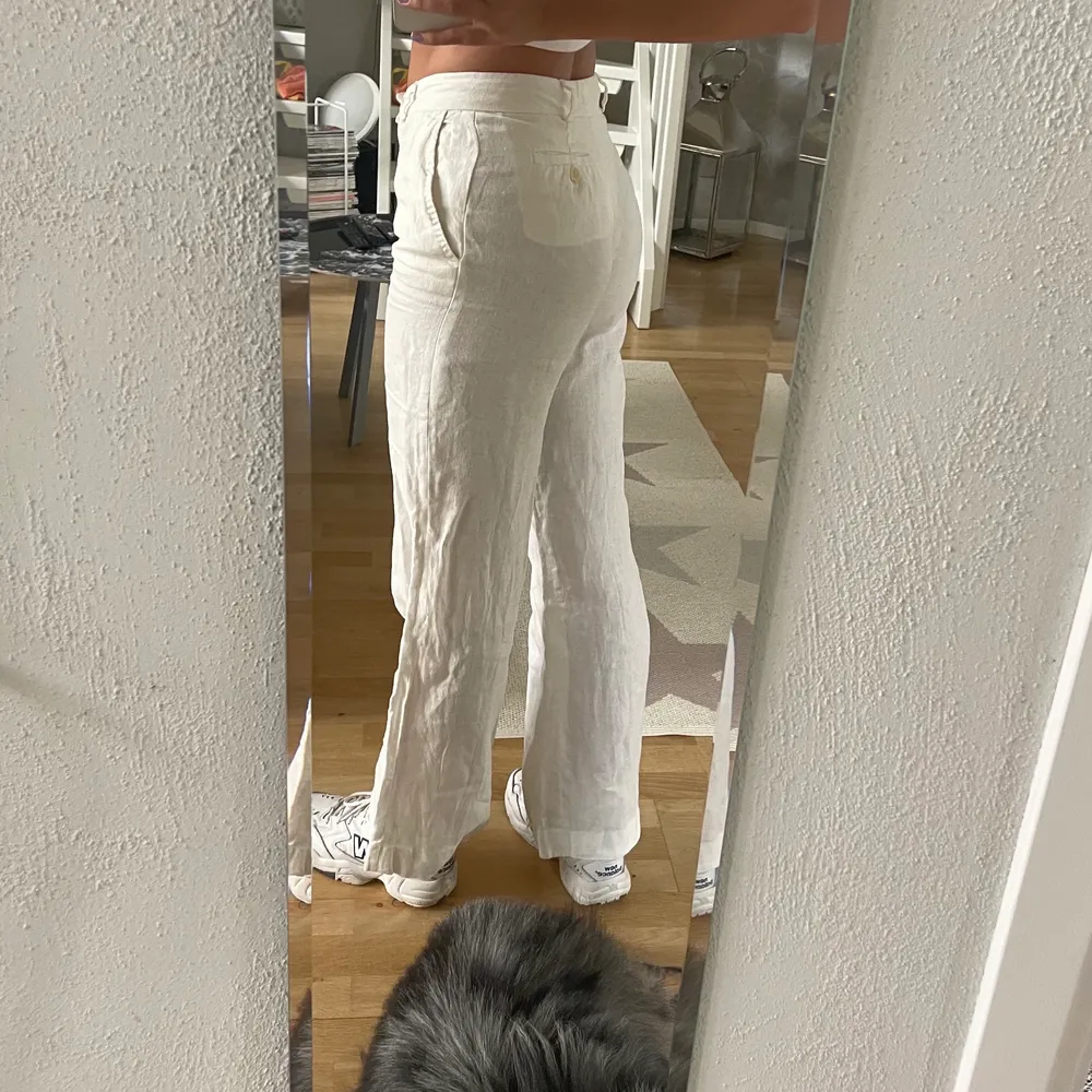 Helt oanvända vita och lågmidjade linnebyxor från Zara! Perfekt i längden för mig som är 172 cm! 💘. Jeans & Byxor.
