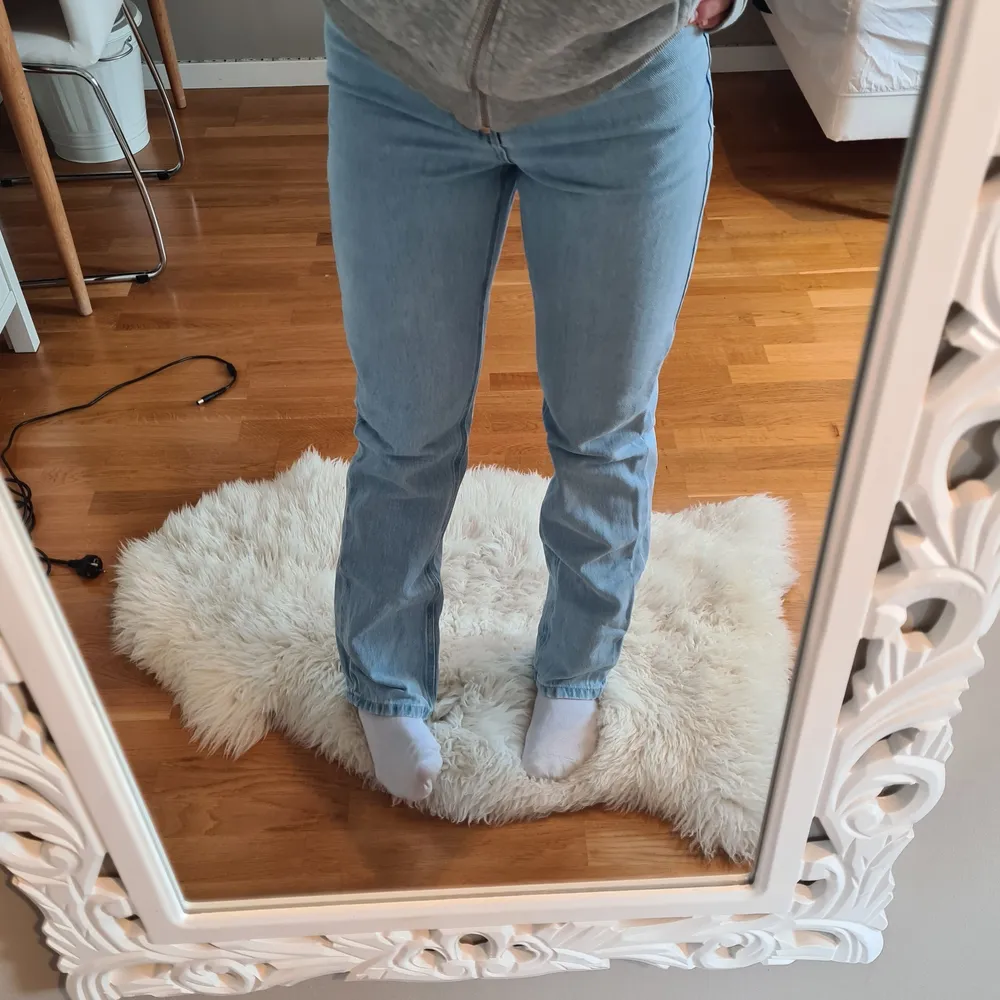 Perfekta jeans från NA-KD men säljer nu för jag har ett par likadana! 165cm lång och passar utmärkt!💖💖. Jeans & Byxor.