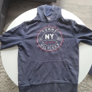 Tommy hilfiger hoodie - Hoodie i väldigt bra skick. Inga snören i hoodien då jag tog bort dem för de va snyggare utan. Nypris 1200kr