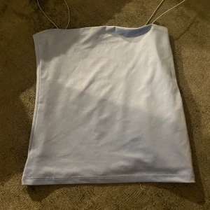 Blå linne  - Säljer min ljusblåa linne köpte den för ett år sen men använt ungefär 1 gång eller 2 . Lite tjockare material än vad det brukar vara på vanliga linne . Köparen står för frakten. Står inte för postnord slarv. 