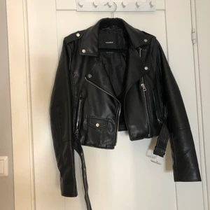 Skinnjacka pull&bear - Skinnjacka från pull&bear använd ett fåtal gånger. Den är i storleken M men är liten i storleken så den passar en S/XS💕