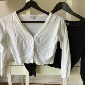 Två korta koftor i small Ellos  - Två kortare koftor. Small. Ellos. Har mer kläder att sälja. Skicka meddelande.  