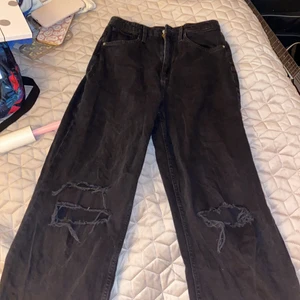 Svarta jeans  - Svarta jeans som är använda en gång