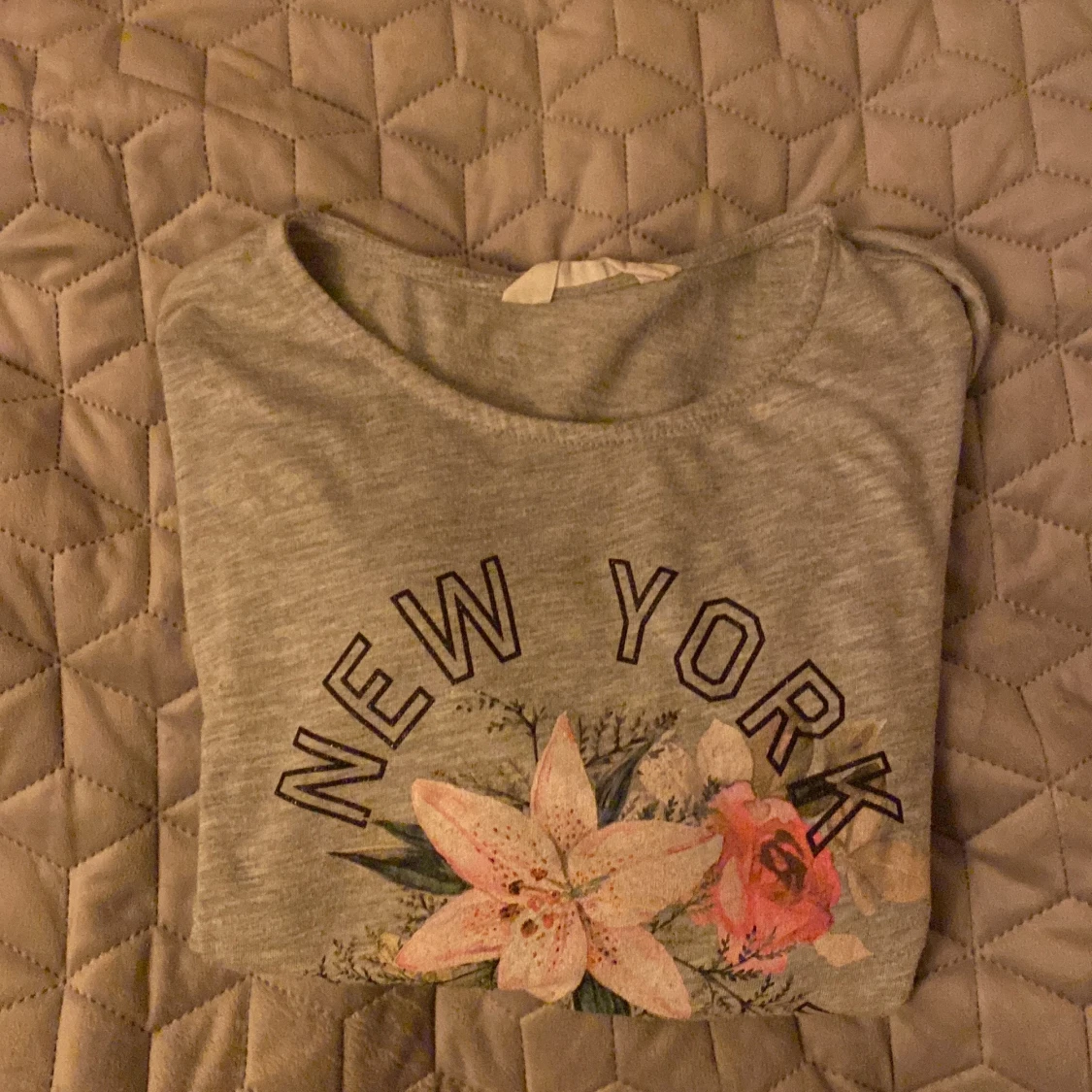 T-shirt med en blomma på - 90