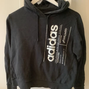 Adidas luvtröja dam medium  - Adidas luvtröja dam medium i fint skick  