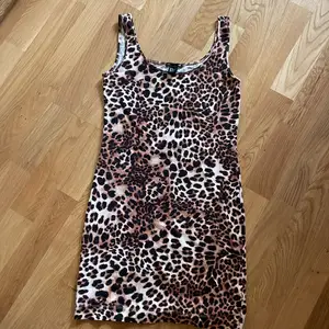 En leopardmönstrad klänning från H&M.  Storlek: S 