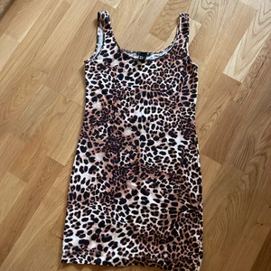 Leopard mönstrad klänning - En leopardmönstrad klänning från H&M.  Storlek: S 