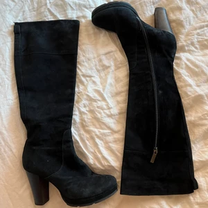 Boots - Snygga svarta stövlar med klack ca 10cm hög. Storlek 37