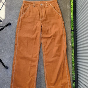 Workwear byxor - Jätte fina workwear byxor som jag inte har använt på länge. Dem har vita sömmar och är typ tegel färgade. De är använda men är fortfarande i fint skick. De har lite vidare ben.