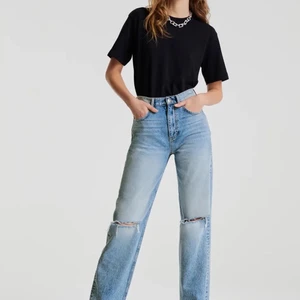 90s jeans - Säljer ett par jätte fina 90s jeans från Gina. Väldigt fint skick och nästa aldrig använda. Väldigt fin blå som passar nu till sommaren. Vid frågor/ fler bilder så kontakta mig. NYPRIS 599kr