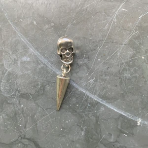 Örhängen  - Säljer detta super coola örhänge🌚Använt 1 gång men tvättas såklart innan det säljs😝 klicka inte på ”köp nu” utan om du vill köpa, skriv till mig så kan vi diskutera pris eller så startar jag en budgivning💘