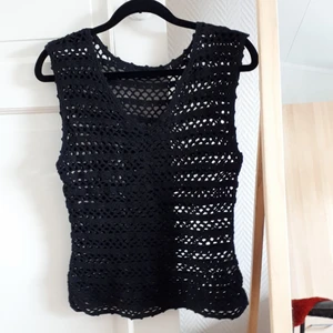Hålstickad svart väst  - Hålstickad svart väst som är jättefin över en t-shirt, linne eller typ bikinitopp🖤 Passar S om man vill ha oversize, men strl på tröjan är M