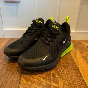 Nike 270 storlek 43 - Nike 270 i väldigt fint skick. Använt fåtal gånger. Hör av er vid mer information, priset ej hugget i sten, kom med ett bud :)