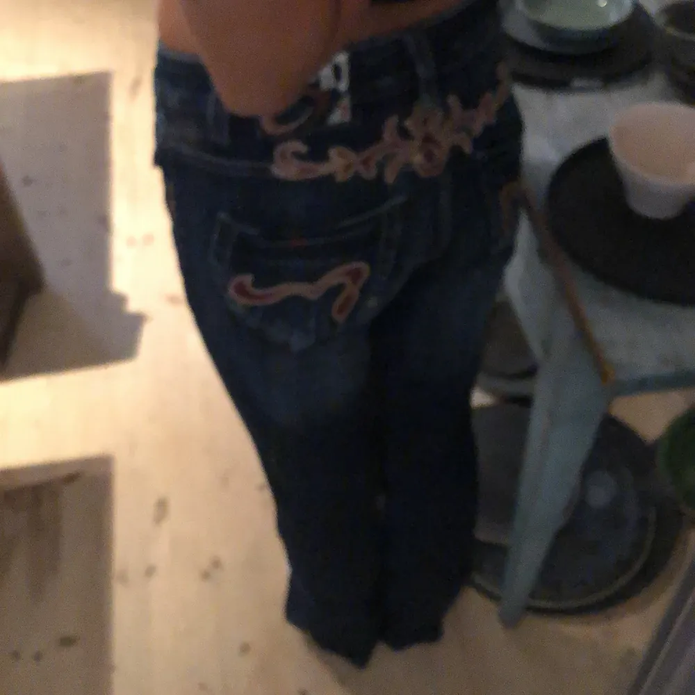 Coola jeans; köpta secoundhand. Oanvända. Kan posta eller mötas upp. Jag är 162 cm lång. Byxorna är storlek 36. Kontakta mig gärna vid frågor🙏🔥. Jeans & Byxor.