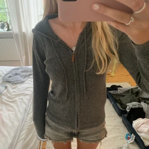 Kashmir hoodie  - Så fin kashmir hoodie!! Använd men fortfarande bra skick. Så snygg passform💕💕 Nypris 1750