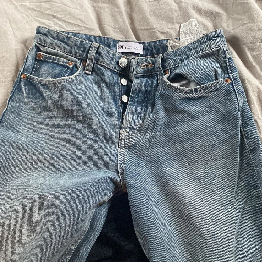 Helt oanvända och super snygga, säljer pågrund av de är lite små på mig! Midwaist - full lenght!. Jeans & Byxor.