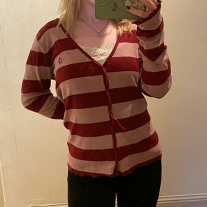 vintage kofta - säljer då den tyvärr var lite stor på mig som är XS. annars såå fin röd&rosa/beige vintage kofta som är endast testad och i bra skick 💕 frakt 52kr