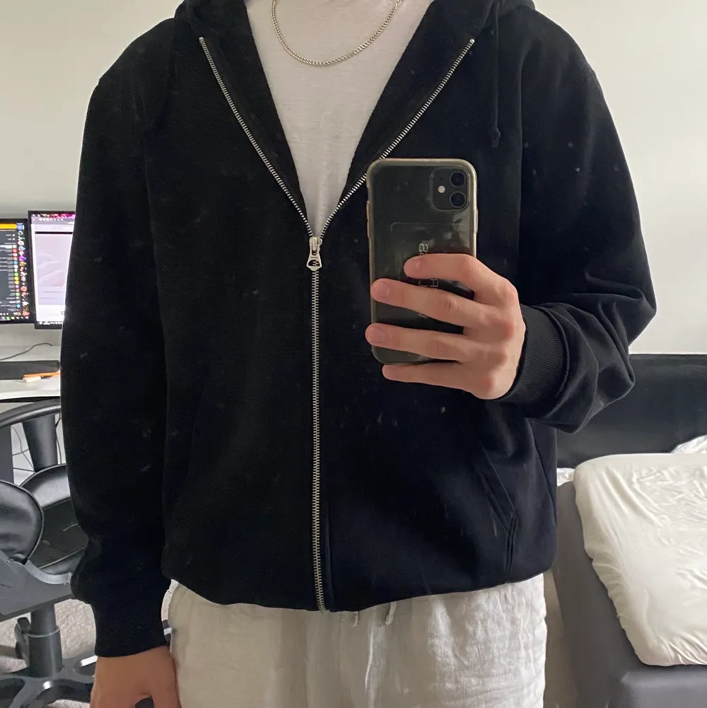 Knappt använd weekday hoodie i storlek M stor och luftig luva och även riktigt skön. Hoodies.