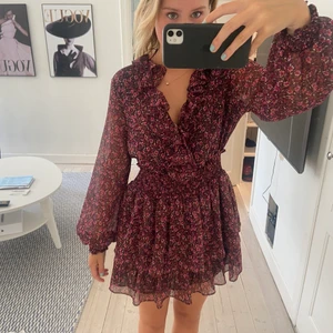 Zara klänning - Säljer denna jättefina klänning ifrån zara. Storlek S och är i jättefint skick!