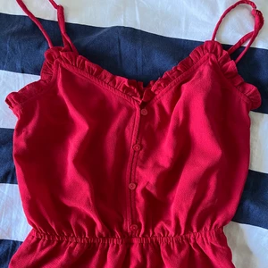 Röd Jumpsuit! - Super gullig och vacker jumpsuit! Mamma köpte denna till mig, men har aldrig använt den då den inte är i mina stil. Passar till vardagen eller om man ska ut på resturang på sommarn! I storlek 34. 💞
